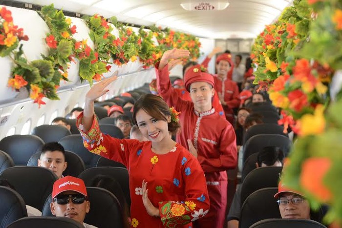 Hành khách đi Kuala Lumpur trên chuyến bay đầu tiên được thưởng thức vũ điệu truyền thống quốc hoa Malaysia và được tặng những món quà xinh xắn từ Vietjet.