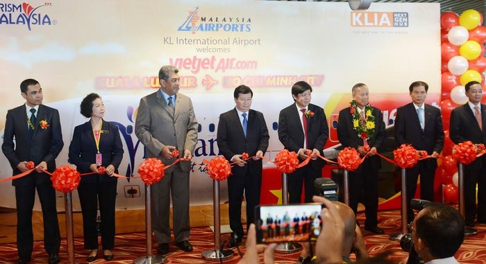Phó Thủ tướng Trịnh Đình Dũng cùng các lãnh đạo cấp cao cắt băng khai trương đường bay TP.HCM – Kuala Lumpur.