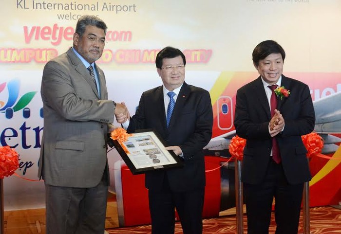 Ông Yang Berbahagia Datuk Badlisham Ghazali - Tổng giám đốc sân bay Malaysia trao quà lưu niệm cho Phó Thủ tướng Trịnh Đình Dũng.