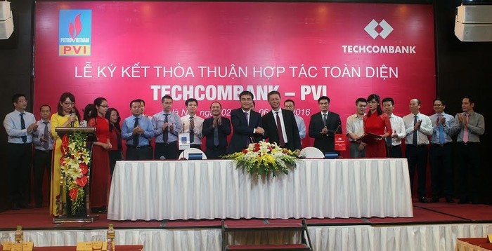 Ông Nguyễn Lê Quốc Anh – Phó Tổng Giám Đốc Phụ trách Điều hành Techcombank và ông Trương Quốc Lâm - Tổng Giám đốc Công ty Bảo hiểm PVI bắt tay sau khi ký kết Hợp đồng đại lý bảo hiểm.