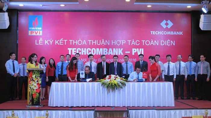 Ông Hồ Hùng Anh - Chủ tịch HĐQT Techcombank và ông Bùi Vạn Thuận - Tổng Giám đốc PVI ký kết Hợp đồng hợp tác toàn diện.