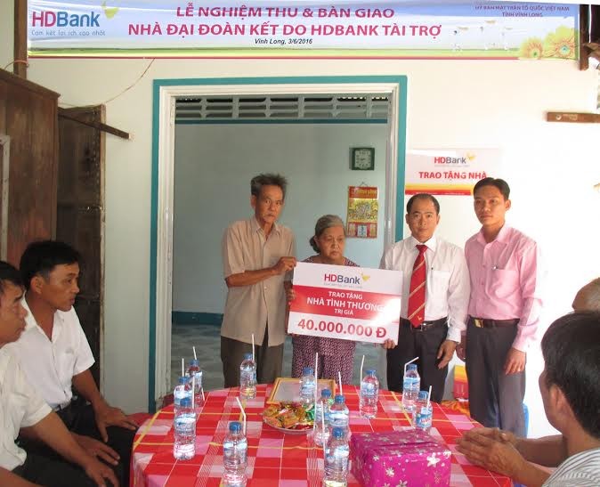 Ông Đoàn Lê Thanh Hoài – Giám đốc HDBank Vĩnh Long trao tặng căn nhà cho gia đình bà Bé Hai.