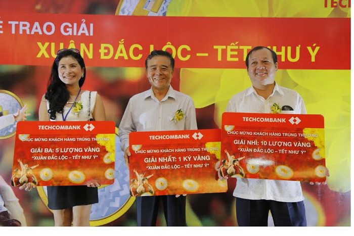 Khách hàng Nguyễn Thị Mộng Hồng, Trần Đức Lợi, và Lê Hữu Đức nhận giải thưởng giá trị lớn nhất của chương trình.