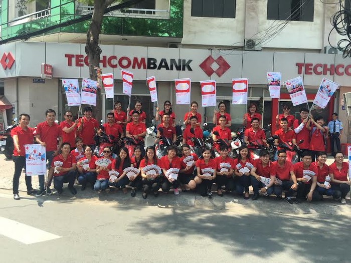 Cán bộ nhân viên Techcombank tại TP.Hồ Chí Minh hào hứng trước giờ ra quân.