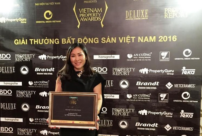 Bà Đinh Ngọc Châu Hương – đại diện Chủ đầu tư dự án Goldmark City nhận chứng nhận giải thưởng Bất động sản Việt Nam 2016.