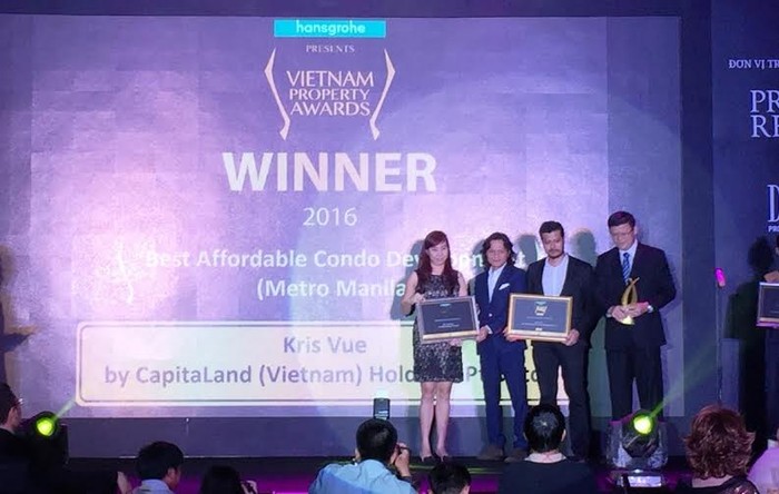 Bà Phạm Thị Minh Hiếu – Đại diện chủ đầu tư dự án The GoldView nhận giải thưởng tại hạng mục Dự án chung cư cao cấp tốt nhất TP.Hồ Chí Minh.