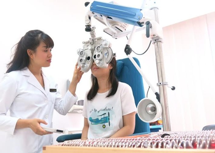 Chị Phạm Thu Nga được đo khúc xạ, thử kính để xác định độ cận – loạn thị một cách chính xác.