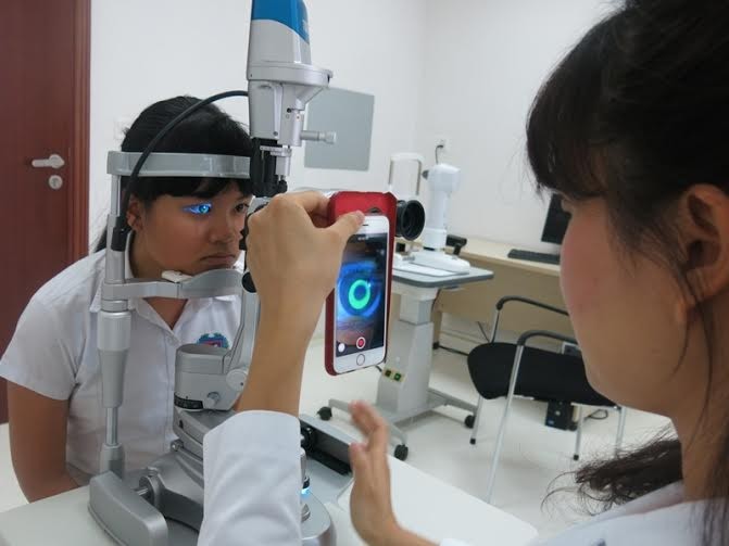 Bác sĩ ghi hình chuyển động của kính trên bề mặt giác mạc để xác định kính Ortho – K phù hợp nhất với người bệnh.