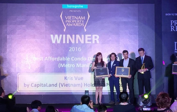 Đại diện TNR Holdings nhận giải tại sự kiện BĐS được mong đợi nhất “Vietnam Property Awards 2016”.