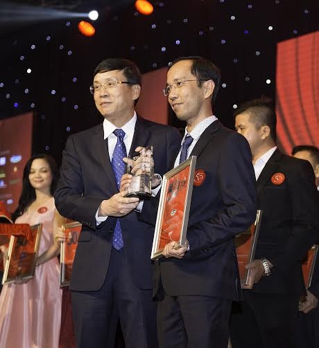 Ông Vũ Bằng chủ tịch ủy ban chứng khoán trao giải cho ông Mai Hoài Anh Giám đốc Điều hành Hoạt động kiêm GĐĐH Kinh doanh.