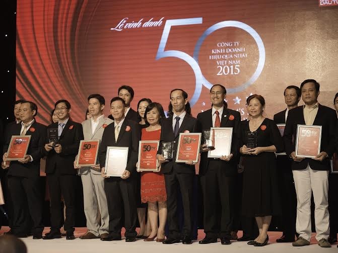 Ông Mai Hoài Anh đứng nhận giải cùng 50 Doanh Nghiệp được bình chọn của năm 2016.