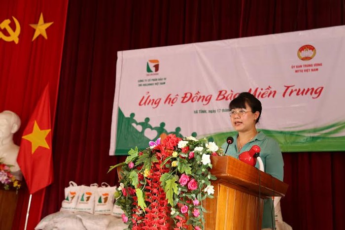 Bà Nguyễn Thị Nguyệt Hường phát biểu trong buổi lễ trao quà ủng hộ tại Hà Tĩnh ngày 17/6/2016.
