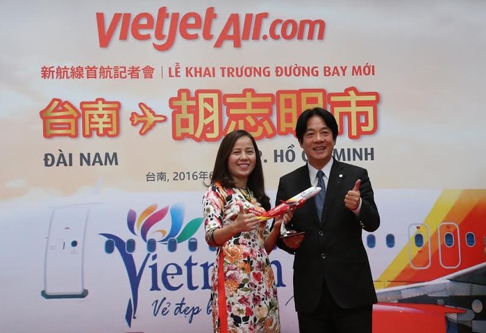 Bà Nguyễn Thị Thuý Bình, Phó tổng giám đốc Vietjet tặng quà lưu niệm đến ông Thị trưởng Tp. Đài Nam William Lai tại Lễ khai trương.