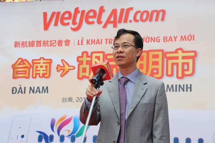 Ông Trần Duy Hải, Chủ nhiệm VP kinh tế văn hóa Việt Nam tại Đài Bắc phát biểu chào mừng chuyến bay TP.HCM-Đài Nam.