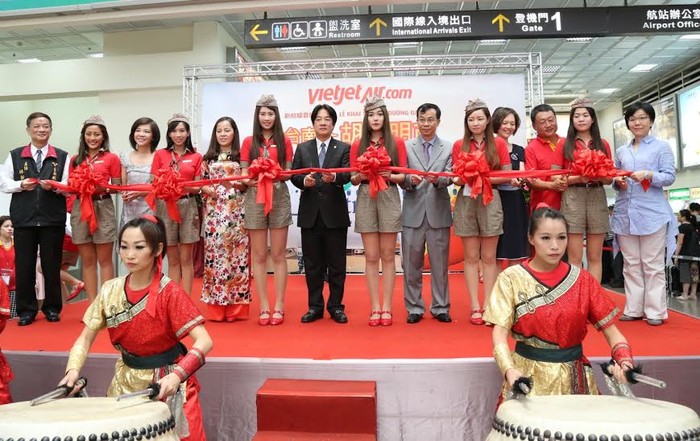 Thị trưởng Đài Nam, Phó tổng giám đốc Vietjet và đại diện sân bay Quốc tế Đài Nam cắt băng khai trương đường bay Tp.HCM – Đài Nam.
