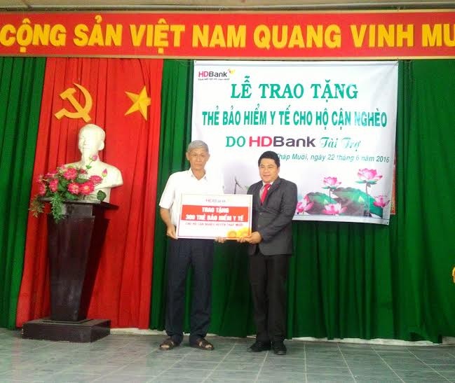 HDBank trao tặng thẻ BHYT 8cho bà con cận huyện Tháp Mười, tỉnh Đồng Tháp.