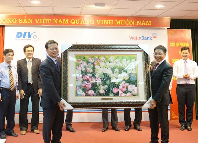 Ông Nguyễn Văn Thắng - Chủ tjch HĐQT Vietinbank tặng quà lưu niệm Lãnh đạo Bảo hiểm Tiền gửi Việt Nam.