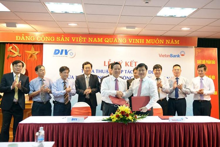 Đại diện VietinBank và Bảo hiểm Tiền gửi Việt Nam thực hiện ký kết Thỏa thuận hợp tác toàn diện.