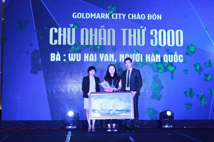 Bà Wu Hai Yan (quốc tịch Hàn Quốc), chủ nhân thứ 3.000 của dự án Goldmark City đã được đại diện TNR Holdings trân trọng gửi lời cảm ơn và tặng kỷ niệm chương trên sân khấu. Chia sẻ về cảm xúc của mình, bà Wu Hai Yan cho biết: “Tôi vui mừng và hạnh phúc khi được là chủ nhân thứ 3.000 của dự án này, đồng thời tin tưởng vào sự phát triển của TNR Holdings cũng như an tâm vào việc chọn căn hộ ở đây cho bố mẹ mình”.