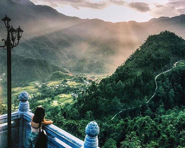 Từ trên cáp treo, du khách sẽ được ngắm khung cảnh núi Hoàng Liên hùng vĩ và thung lũng Mường Hoa quyến rũ, thơ mộng.