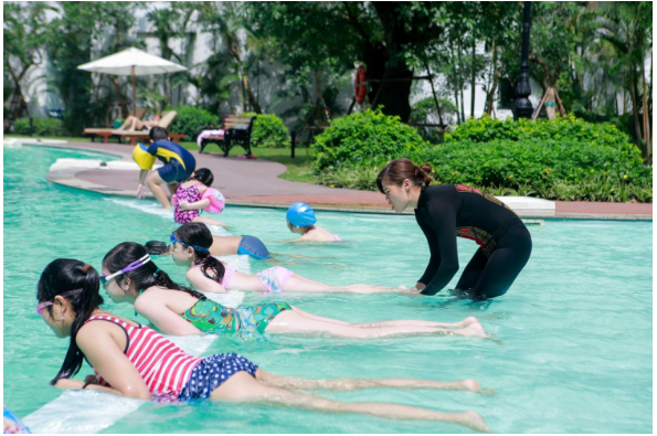 Các giảng viên tận tình chỉ dạy cho các học viên từng động tác để các em học được các kỹ năng bơi một cách bài bản nhất.
