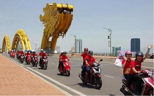 Sắc đỏ của Techcombank trải dài trên những cung đường đẹp nhất của Việt Nam.