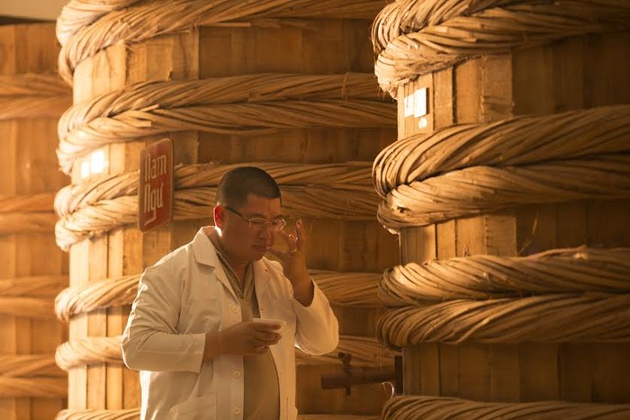 Anh Bùi Huy Nhích – chuyên gia làm mắm đang kiểm tra chất lượng nước mắm trong nhà thùng Nam Ngư.
