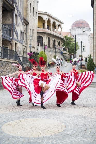 Các vũ công châu Âu sẽ đưa khán giả đi từ những điệu vũ truyền thống tới các màn nhảy múa hiện đại tươi vui.