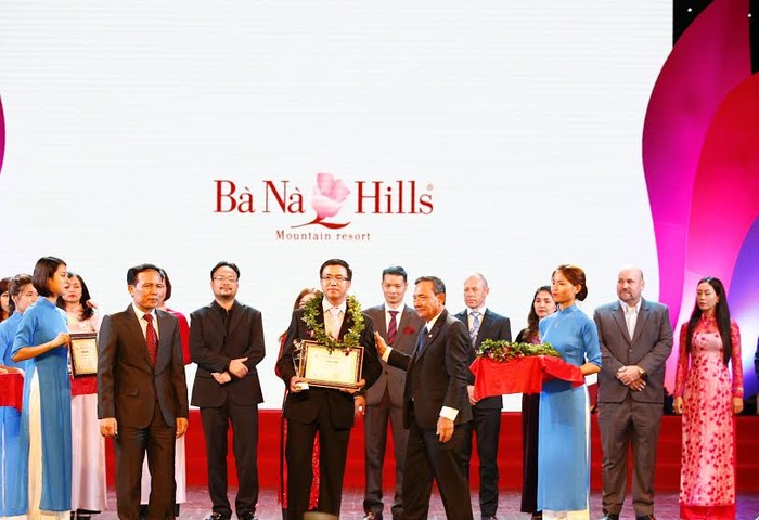 Đại diện Khu du lịch Bà Nà Hills nhận giải Khu du lịch hàng đầu Việt Nam do Tổng Cục du lịch Việt Nam và Hiệp hội du lịch Việt Nam trao tặng.