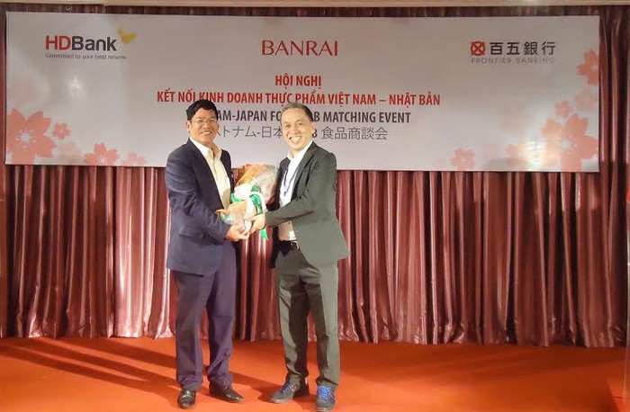 Ông Nguyễn Hữu Đặng – Tổng giám đốc HDBank đã tuyên bố Khai mạc Hội nghị kết nối kinh doanh đồng thời gửi tặng bó hoa tươi thắm đến ông Minamigawa – đại diện Công ty BANRAI TRADING VIETNAM.
