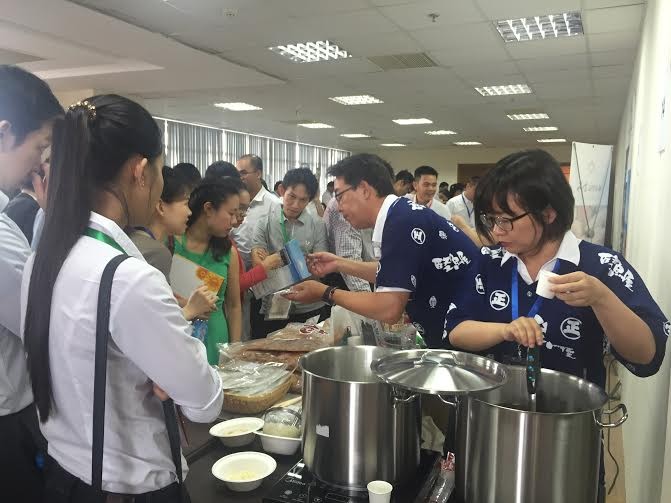 Đại diện các doanh nghiệp tham quan, trải nghiệm thực phẩm Nhật Bản tại Hội nghị.