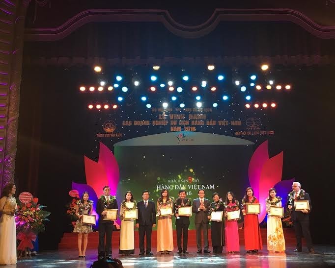 Phó Thủ tướng Vũ Đức Đam và Bộ trưởng Bộ Thể thao-Du lịch Nguyễn Ngọc Thiện trao danh hiệu 10 khách sạn 5 sao hàng đầu Việt Nam.