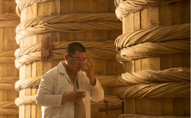 Ông Bùi Huy Nhích - Trưởng phòng kỹ thuật công nghệ Nhà thùng nước mắm Masan Phú Quốc đang kiểm tra nước mắm cốt tại nhà thùng Masan.