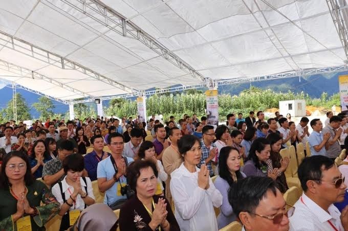 9h sáng các phật tử ở Lào Cai và các tỉnh lân cận cũng tập trung tại chùa Bảo An để dự Đại lễ cầu Quốc thái dân an và lễ rót đồng tượng Quan thế m. Ảnh: Nguyễn Thắng.