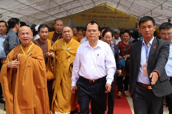 Các lãnh đạo và các chư tôn đức giáo phẩm Giáo hội Phật giáo Việt Nam di chuyển ra khuôn đúc pho tượng. Ảnh: Thành Lâm.