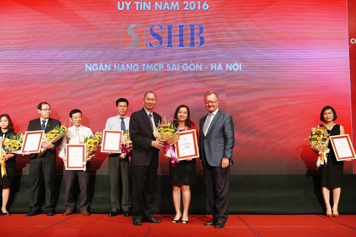 Bà Ngô Thu Hà – Phó Tổng Giám đốc SHB nhận giải thưởng Top 10 Ngân hàng thương mại uy tín nhất Việt Nam.