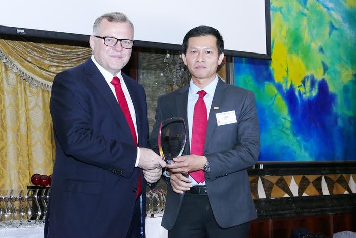 Ông Đỗ Lam Điền (phải) – Giám đốc Khối Ngân hàng Doanh nghiệp SHB nhận giải thưởng Ngân hàng Tài trợ dự án tốt nhất và Ngân hàng SME tốt nhất.