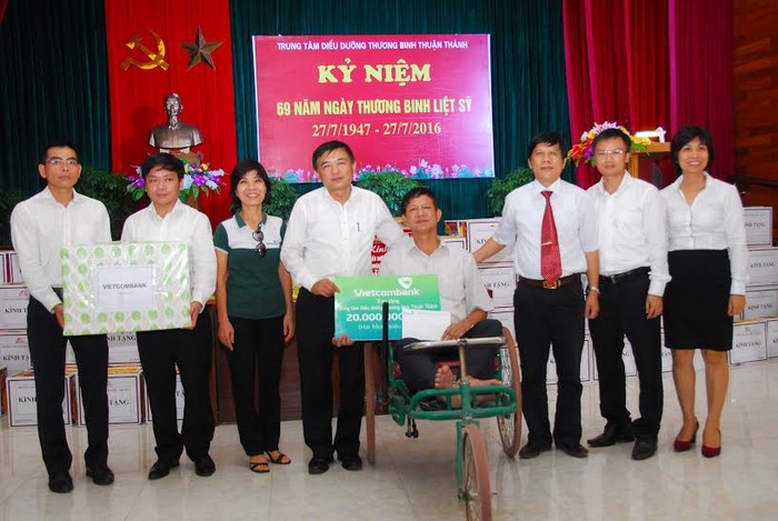 Đoàn Vietcombank tặng quà hỗ trợ các thương bệnh binh tại Trung tâm Điều dưỡng thương binh Thuận Thành (Bắc Ninh) ngày 26/07/2016