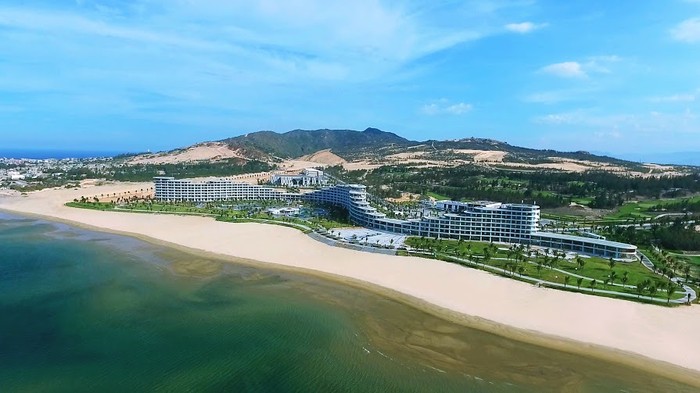 Khách sạn FLC Luxury Hotel Quy Nhơn uốn lượn trên chiều dài gần 1 km được tổ chức Property Report bình chọn là khách sạn có kiến trúc độc đáo nhất Việt Nam năm 2016.