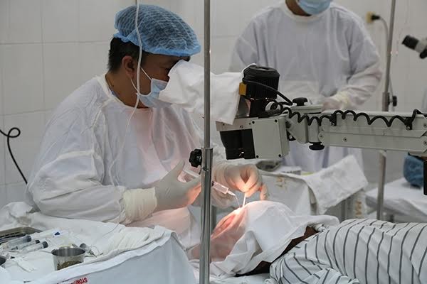 Hơn 300 người nghèo bị đục thủy tinh thể thuộc 2 huyện Tuy Phong và Lagi đã được phẫu thuật mắt miễn phí.