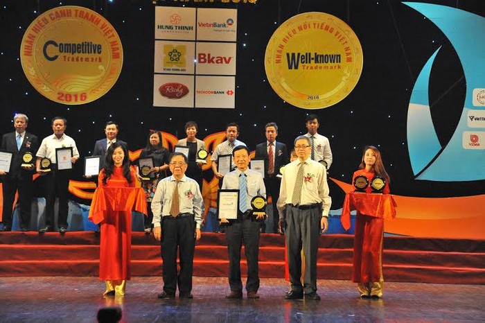 Đại diện VietinBank nhận chứng nhận “Top 10 Nhãn hiệu nổi tiếng Việt Nam 2016” Ảnh: Bùi Hà.