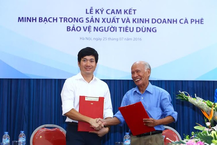 Ông Nguyễn tân Kỷ - Tổng giám đốc Vinacfé Biên Hòa (phải) cam kết minh bạch trong sản xuất và kinh doanh cà phê, bảo vệ người tiêu dùng.