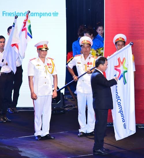 Nghi thức gắn Huân chương Lao động Hạng Nhất vào cờ tuyền thống của FrieslandCampina Việt Nam.