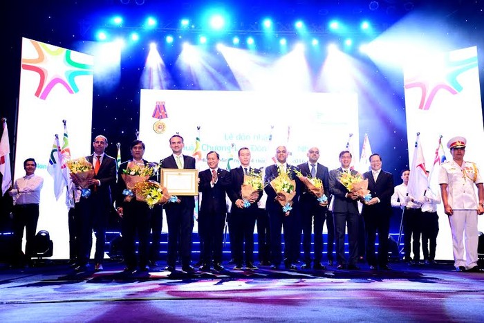 Ban Giám đốc FrieslandCampina Việt Nam nhận bằng khen Huân chương Lao động Hạng Nhất.