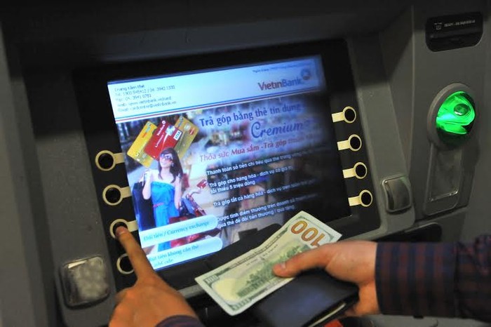 Thời gian để khách hàng hoàn tất giao dịch đổi ngoại tệ hay gửi tiền tài khoản tại ATM đa năng của VietinBank chỉ mất từ 60 giây - 120 giây.