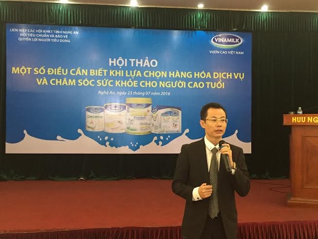 TS Nguyễn Hoàng Lê – Giảng viên học viện Quân y, chuyên khoa gan mật BV 103-TPHN- đang chia sẻ tư liệu tại hội thảo.