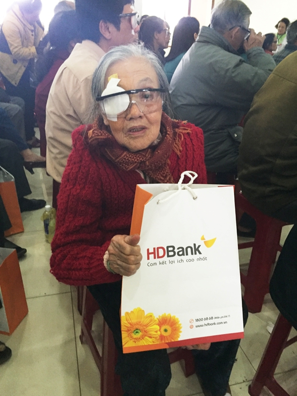 Cụ bà Phan Thị Bông (78 tuổi) nhận quà từ HDBank.