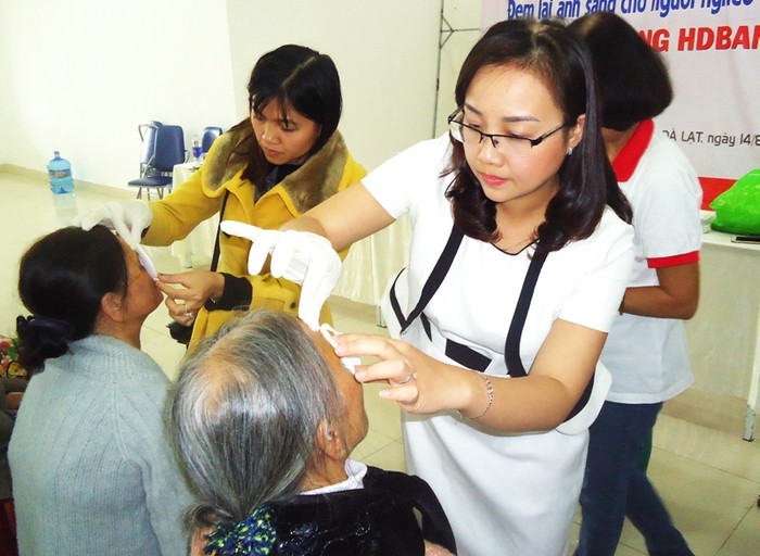 Bà Nguyễn Thanh Thủy – Phó Giám đốc HDBank Lâm Đồng giúp bệnh nhân thay băng.