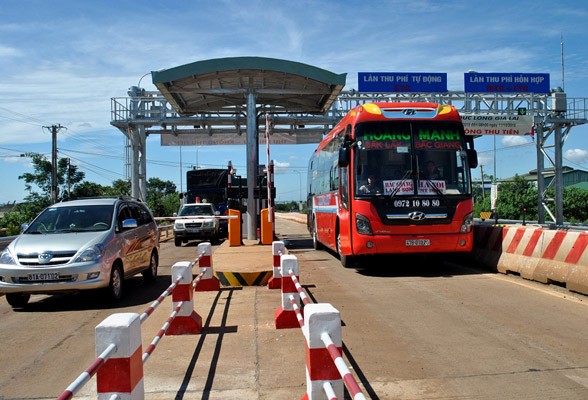 Tổng cục Đường bộ Việt Nam vừa đưa ra phương án “khoán thu phí” để tăng cường việc giám sát công tác thu phí đường bộ một cách chặt chẽ, minh bạch, chống thất thoát. Ảnh minh họa.