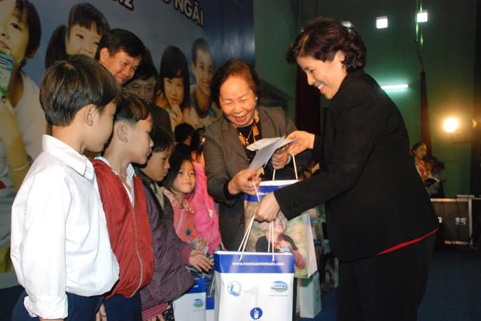 Bà Mai Kiều Liên – Tổng Giám Đốc Vinamilk trao sữa cho trẻ em nghèo tại huyện đảo Lý Sơn, Quảng Ngãi trong chương trình “Quỹ sữa Vươn cao Việt Nam”. Ảnh Đại Dương.